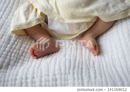新生兒的腳 新生兒的腳 141169012