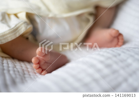 新生兒的腳 新生兒的腳 141169013