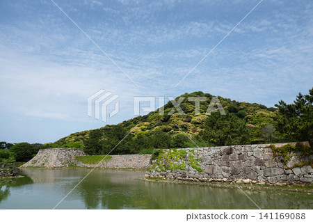 山口縣 / “日本明治工業革命遺址:鋼鐵、造船和煤礦開採” 藍天下綠樹環繞的萩城(萩城遺址) 山口縣 / “日本明治工業革命遺址:鋼鐵、造船和煤礦開採” 藍天下綠樹環繞的萩城(萩城遺址) 141169088