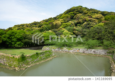 山口縣 / “日本明治工業革命遺址:鋼鐵、造船和煤礦開採” 藍天下綠樹環繞的萩城(萩城遺址) 山口縣 / “日本明治工業革命遺址:鋼鐵、造船和煤礦開採” 藍天下綠樹環繞的萩城(萩城遺址) 141169095