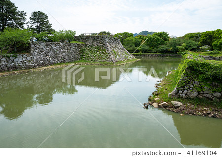 山口縣 / “日本明治工業革命遺址:鋼鐵、造船和煤礦開採” 藍天下綠樹環繞的萩城(萩城遺址) 山口縣 / “日本明治工業革命遺址:鋼鐵、造船和煤礦開採” 藍天下綠樹環繞的萩城(萩城遺址) 141169104