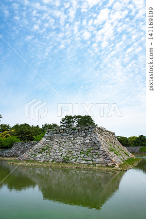 山口縣 / “日本明治工業革命遺址:鋼鐵、造船和煤礦開採” 藍天下綠樹環繞的萩城(萩城遺址) 山口縣 / “日本明治工業革命遺址:鋼鐵、造船和煤礦開採” 藍天下綠樹環繞的萩城(萩城遺址) 141169109