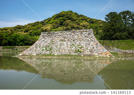 山口縣 / “日本明治工業革命遺址:鋼鐵、造船和煤礦開採” 藍天下綠樹環繞的萩城(萩城遺址) 山口縣 / “日本明治工業革命遺址:鋼鐵、造船和煤礦開採” 藍天下綠樹環繞的萩城(萩城遺址) 141169113
