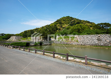 山口縣 / “日本明治工業革命遺址:鋼鐵、造船和煤礦開採” 藍天下綠樹環繞的萩城(萩城遺址) 山口縣 / “日本明治工業革命遺址:鋼鐵、造船和煤礦開採” 藍天下綠樹環繞的萩城(萩城遺址) 141169118