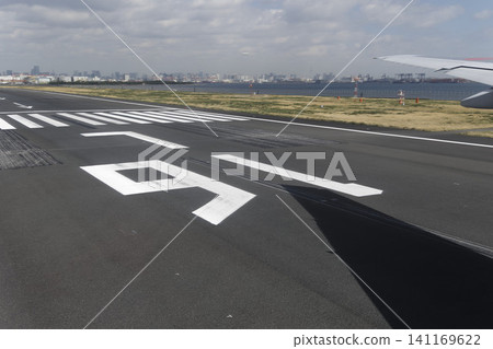 Haneda airport runway Haneda airport runway 141169622