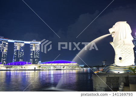 新加坡的旅遊景點:魚尾獅與濱海灣金沙 新加坡的旅遊景點:魚尾獅與濱海灣金沙 141169793