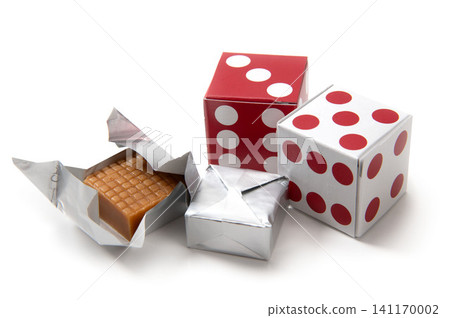 Red and white dice-shaped caramels Red and white dice-shaped caramels 141170002