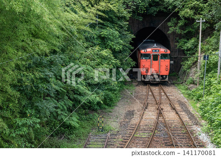 A local train on the JR Yamaguchi Line enters a tunnel. A local train on the JR Yamaguchi Line enters a tunnel. 141170081