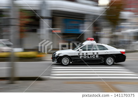 鏡頭緩緩搖攝一輛警車在城市中巡邏。 鏡頭緩緩搖攝一輛警車在城市中巡邏。 141170375