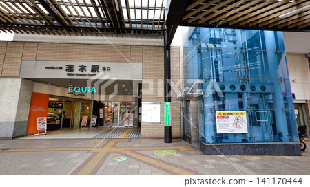 Elevators and escalators have been installed at the south exit of Shiki Station on the Tobu Tojo Line. Elevators and escalators have been installed at the south exit of Shiki Station on the Tobu Tojo Line. 141170444