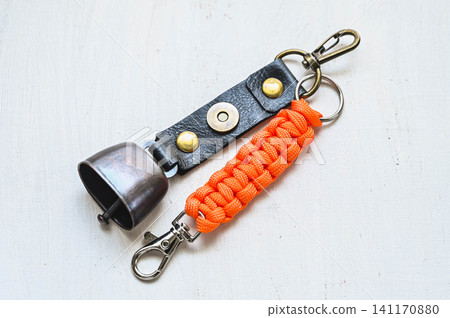Bear bell with sound-dampening function, made with paracord and genuine leather. 141170880