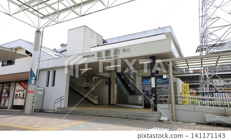東武東上線淺香站東出口設有自動扶梯及電梯。 東武東上線淺香站東出口設有自動扶梯及電梯。 141171143