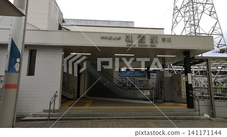 The east exit of Asaka Station on the Tobu Tojo Line has escalators and elevators. 141171144