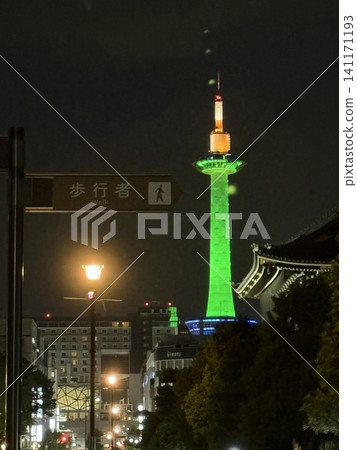 京都塔的綠光亮起。 京都塔的綠光亮起。 141171193