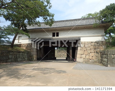 丸龜城位於香川縣丸龜市,是日本現存的12座原始城堡之一。它是一座建在山頂、呈螺旋狀佈局的城堡,又稱龜山城,以其雄偉的石牆而聞名。 丸龜城位於香川縣丸龜市,是日本現存的12座原始城堡之一。它是一座建在山頂、呈螺旋狀佈局的城堡,又稱龜山城,以其雄偉的石牆而聞名。 141171394