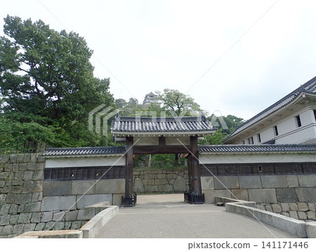 Marugame Castle, located in Marugame City, Kagawa Prefecture, is one of the 12 remaining original castles in Japan. It is a hilltop castle with a spiral-shaped layout, also known as Kameyama Castle, and is famous for its impressive stone walls. 141171446