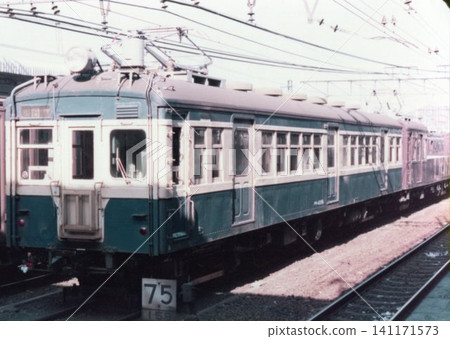 一輛老式電力火車(Kumoha 43系列)的正面特寫,車身塗裝為“天藍色”,停在日本國鐵時代的車站貨場內。 一輛老式電力火車(Kumoha 43系列)的正面特寫,車身塗裝為“天藍色”,停在日本國鐵時代的車站貨場內。 141171573