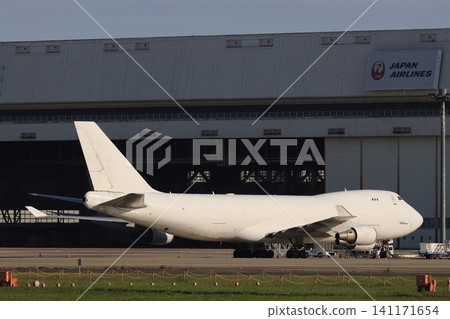 一架747貨機,油漆被剝去,機身完全變成白色。 一架747貨機,油漆被剝去,機身完全變成白色。 141171654