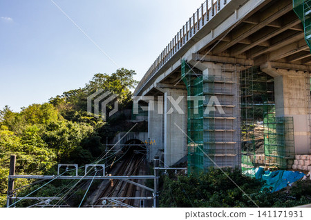 高架橋抗震加強維護工作現場,下方是綿延的鐵軌和隧道。 高架橋抗震加強維護工作現場,下方是綿延的鐵軌和隧道。 141171931