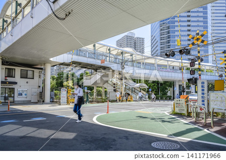 神奈川縣川崎市的城市景觀:鹿島田站前的平交道與行人天橋。 神奈川縣川崎市的城市景觀:鹿島田站前的平交道與行人天橋。 141171966