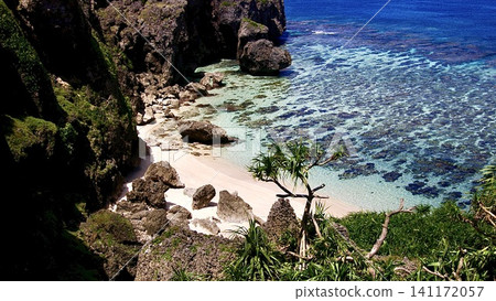 The crystal-clear waters and cliffs of Rokujo Beach on Yonaguni Island in Okinawa Prefecture The crystal-clear waters and cliffs of Rokujo Beach on Yonaguni Island in Okinawa Prefecture 141172057