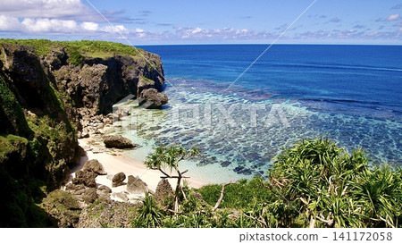 The crystal-clear waters and cliffs of Rokujo Beach on Yonaguni Island in Okinawa Prefecture The crystal-clear waters and cliffs of Rokujo Beach on Yonaguni Island in Okinawa Prefecture 141172058