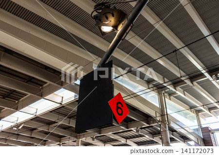 Train stopping position markers on the station platform and steel frame structure on the ceiling (for a 6-car train) Train stopping position markers on the station platform and steel frame structure on the ceiling (for a 6-car train) 141172073