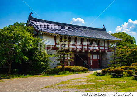 Fushimi Momoyama Castle: The magnificent grandeur of its large and small keeps. 141172142