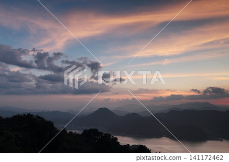 Morning glow stained mountain ranges Morning glow stained mountain ranges 141172462