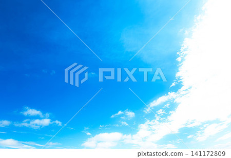 景色簡潔,藍天白雲,沒有任何多餘的元素。 景色簡潔,藍天白雲,沒有任何多餘的元素。 141172809