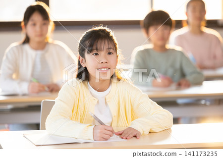 補習班；在補習班上課的孩子們 141173235