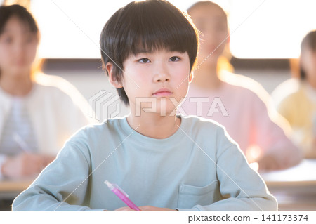 補習班;在補習班上課的孩子們 補習班;在補習班上課的孩子們 141173374