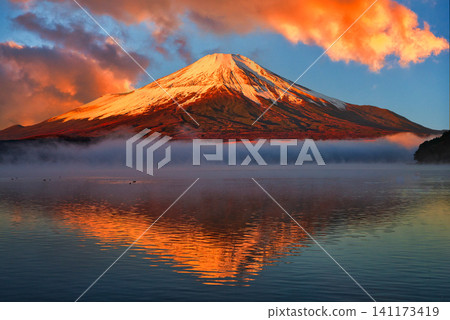 從山中湖欣賞富士山和美麗的日落 從山中湖欣賞富士山和美麗的日落 141173419