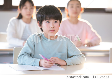 補習班;在補習班上課的孩子們 補習班;在補習班上課的孩子們 141173584