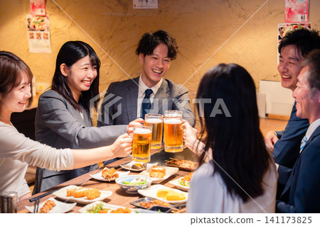 日本商界人士在居酒屋(日本酒吧)舉杯慶祝,臉上洋溢著笑容。 日本商界人士在居酒屋(日本酒吧)舉杯慶祝,臉上洋溢著笑容。 141173825