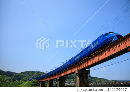 橫渡八坂川的特快列車「索尼克」(JR九州883系列) 橫渡八坂川的特快列車「索尼克」(JR九州883系列) 141174057