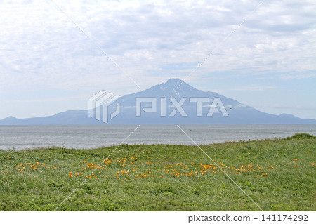 從日本海沿岸的奧羅隆線眺望利尻山-奧羅隆線,北海道106號公路-風景優美的自駕路線 從日本海沿岸的奧羅隆線眺望利尻山-奧羅隆線,北海道106號公路-風景優美的自駕路線 141174292