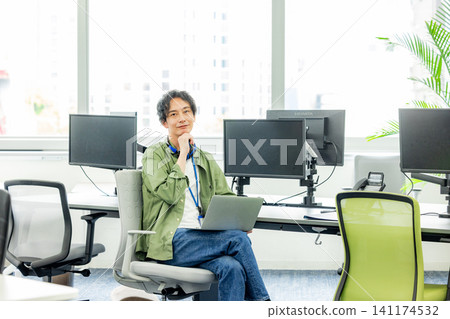 在公司工作的人 141174532