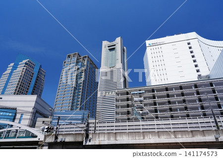 橫濱櫻木町站周圍的辦公大樓群和地標大廈在湛藍的天空下顯得格外高聳。 141174573