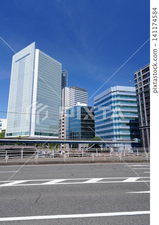 嶄新的橫濱市政廳沐浴在午後的陽光中，櫻木町和北金中地區不斷發展的現代化建築群也映入眼簾。 141174584