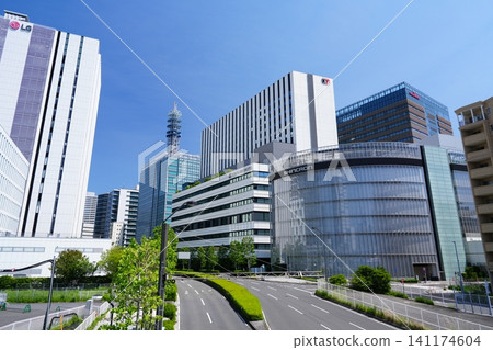 橫濱港未來新高島地區的現代化辦公大樓在湛藍的天空下巍然聳立。 橫濱港未來新高島地區的現代化辦公大樓在湛藍的天空下巍然聳立。 141174604