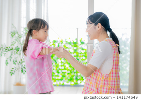 一位幼兒園老師和一個小女孩一起玩耍 141174649