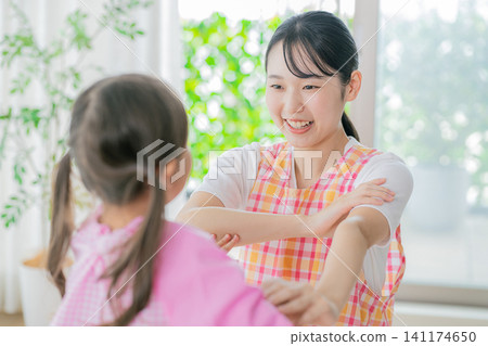 一位幼兒園老師和一個小女孩一起玩耍 141174650