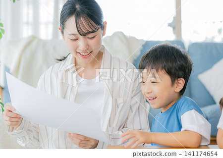 在客廳學習的父母和孩子 141174654