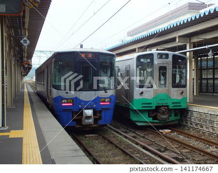 Echigo Tokimeki Railway ET122 and ET127 series (photographed at Naoetsu Station) Echigo Tokimeki Railway ET122 and ET127 series (photographed at Naoetsu Station) 141174667