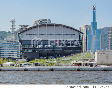 從神戶港的觀光船上可以看到位於美利堅公園內的神戶 G-Lion Arena 體育館和神戶市的天際線。 141175233