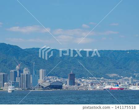 從神戶港的觀光船上看到的神戶市建築和六甲山。 從神戶港的觀光船上看到的神戶市建築和六甲山。 141175518