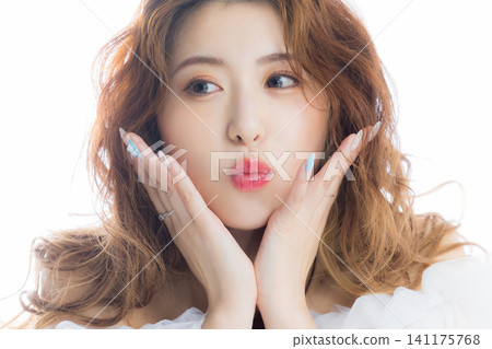 一位戴著彩色隱形眼鏡的女士 一位戴著彩色隱形眼鏡的女士 141175768