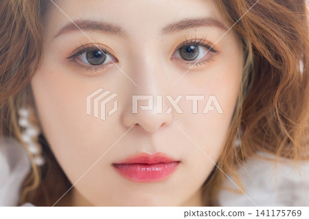 一位戴著彩色隱形眼鏡的女士 一位戴著彩色隱形眼鏡的女士 141175769