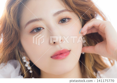 一位戴著彩色隱形眼鏡的女士 141175770